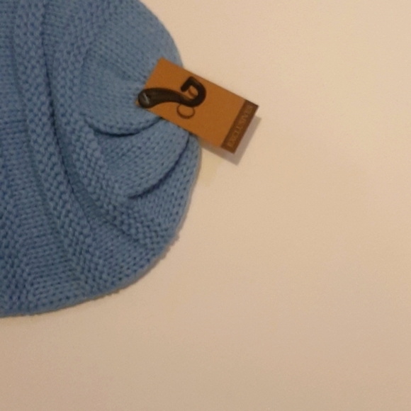 CC EXCUSIVES Beanie.  SMOKE FREE HOME - Picture 3 of 3